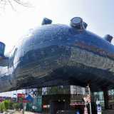 Il Kunsthaus, centro espositivo d'arte contemporanea. E� chiamato �l�alieno� dagli abitanti di Graz, perch� all�inizio non fu visto di buon occhio, anche se poi � diventato uno dei simboli della citt�